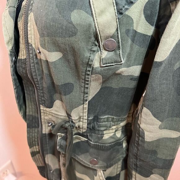 Hollister Camo Jacket. Size S - Picture 6 of 7